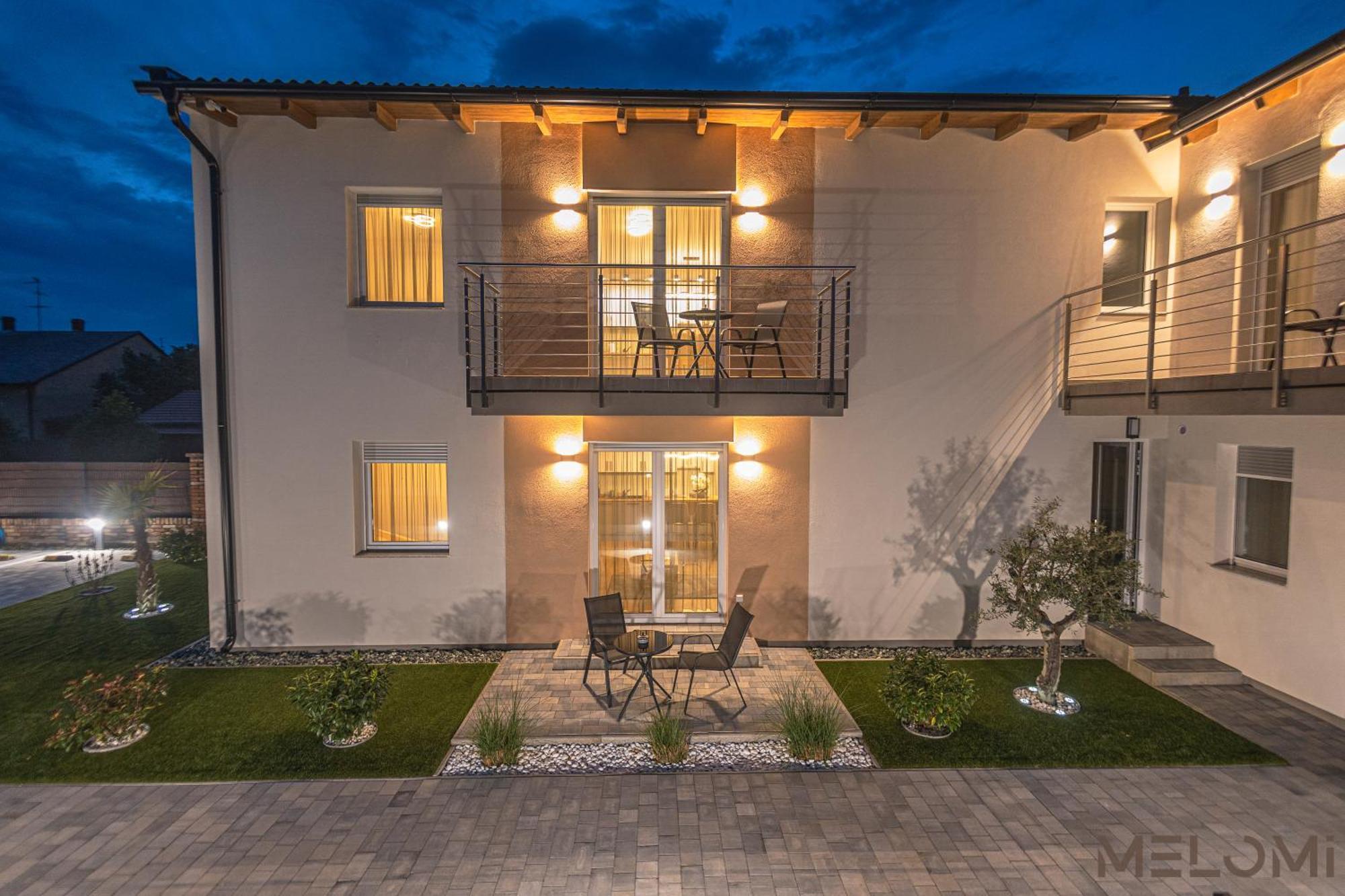 Melomi Apartman Шарвар Экстерьер фото